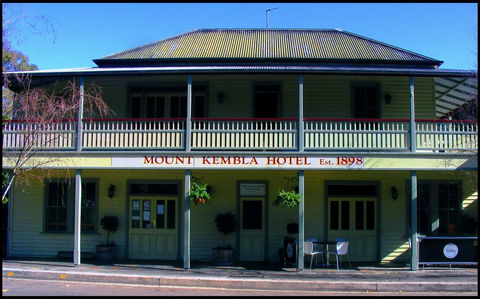 Mount Kembla Village Hotel - Queensland Tourism 0