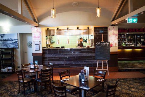 Petrie Hotel - QLD Tourism 0