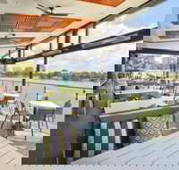 Mint - Rowers On Cooks River - Queensland Tourism