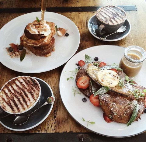Monday Morning Cafe - QLD Tourism 0