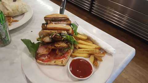 Delicious Fingers Burgers And Cafe - Queensland Tourism 0