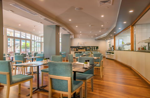Poolside Restaurant And Bar - Queensland Tourism 1