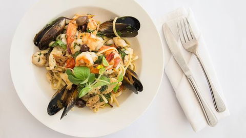 Domani's Cafe Restaurant Bar - QLD Tourism 0