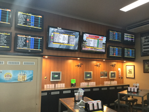 Sails Sports Bar - Queensland Tourism 4