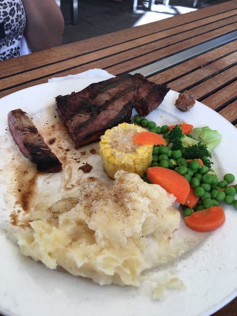 Beaches Bar & Grill - Queensland Tourism 1