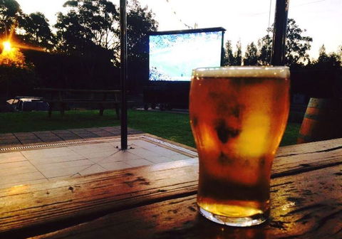 Empire Bay Tavern - Queensland Tourism 3