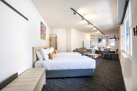 Nightcap At Glengala Hotel - QLD Tourism 3