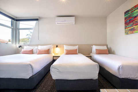 Nightcap At Glengala Hotel - QLD Tourism 9