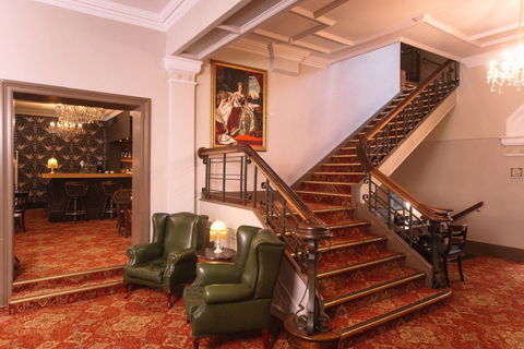 Hadley's Orient Hotel - Queensland Tourism 2
