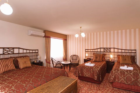 Hadley's Orient Hotel - Queensland Tourism 3