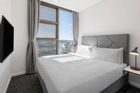 Meriton Suites George St - QLD Tourism 1