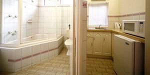 Lorne Coachman Inn - QLD Tourism 3