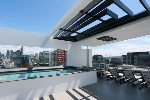 Alex Perry Hotel and Apartments - QLD Tourism 17