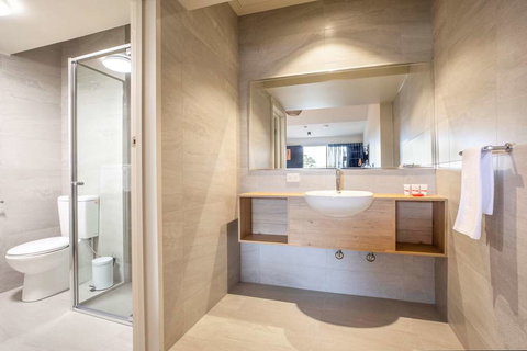 Nightcap at Manhattan Hotel - QLD Tourism 0