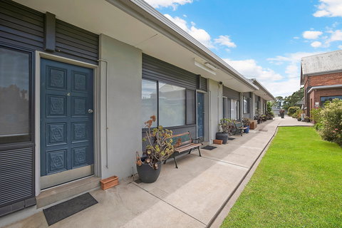 Hamilton Lakeside Motel - QLD Tourism 0