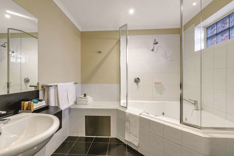 Lake Inn Ballarat - QLD Tourism 16