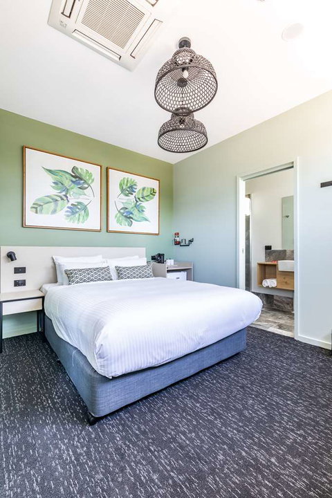 Nightcap at Commercial Hotel - QLD Tourism 0