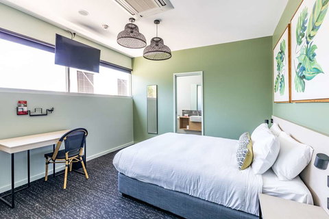 Nightcap at Commercial Hotel - QLD Tourism 1