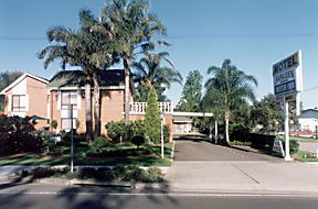 Avaleen Lodge Motor Inn - QLD Tourism 0