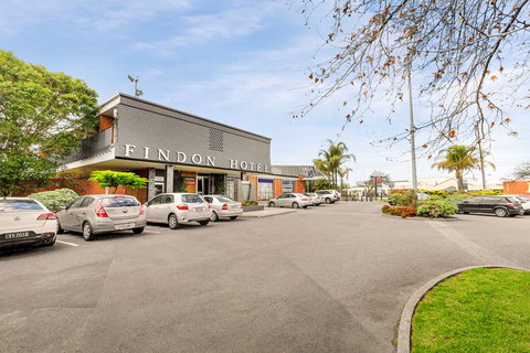 Nightcap at Findon Hotel - QLD Tourism 1