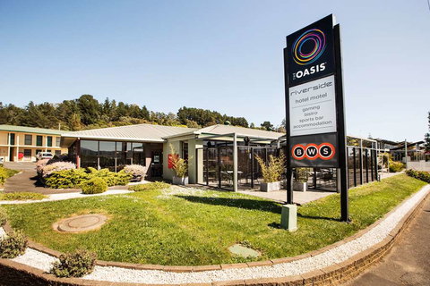 Nightcap at Riverside Hotel - QLD Tourism 0