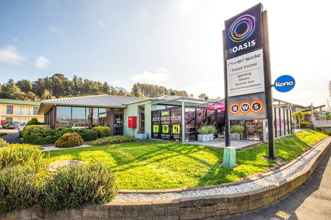 Nightcap at Riverside Hotel - QLD Tourism 1