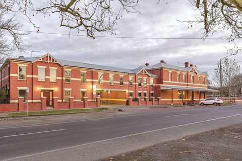Lake Inn Ballarat - QLD Tourism 1