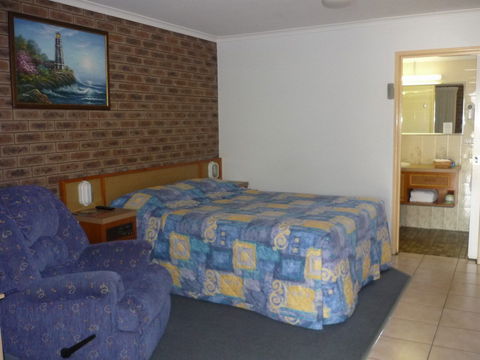 Lantern Motor Inn - QLD Tourism 1