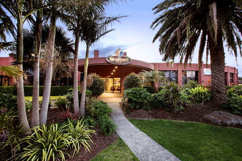 Nightcap at Seaford Hotel - QLD Tourism 0