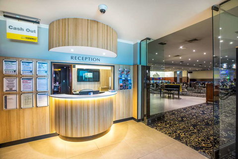 Nightcap at Seaford Hotel - QLD Tourism 1