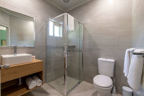 Nightcap at Waterfront Hotel - QLD Tourism 1