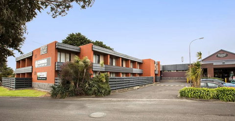 Nightcap At Waltzing Matilda Hotel - QLD Tourism 1