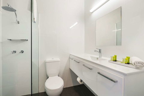 Nightcap At Waltzing Matilda Hotel - QLD Tourism 9