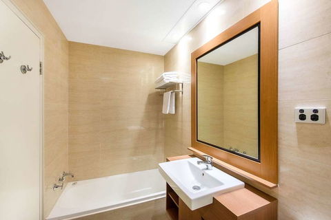 Quality Hotel Ambassador Perth - Queensland Tourism 6