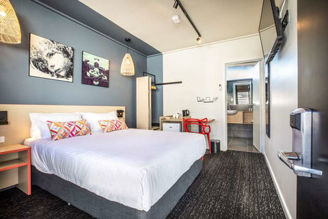 Monash Hotel - Queensland Tourism 1
