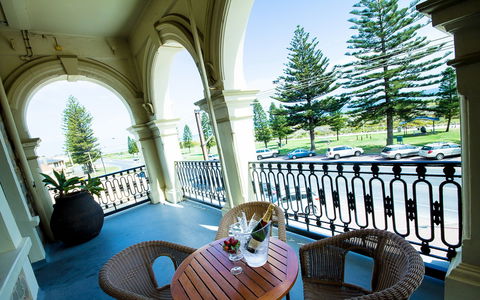 Largs Pier Hotel - QLD Tourism 2