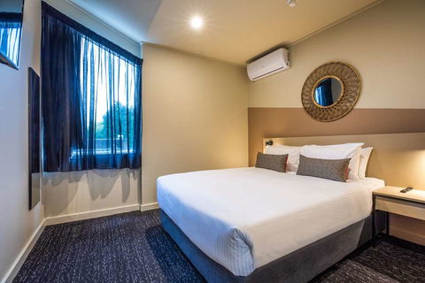 Nightcap At Manhattan Hotel - QLD Tourism 4