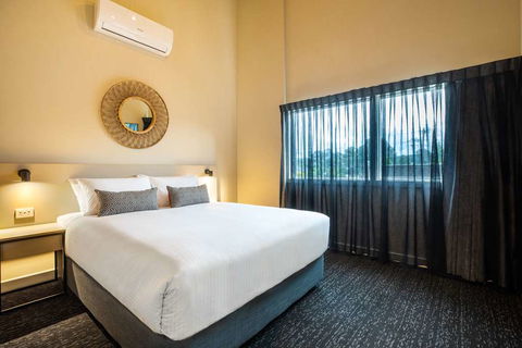 Nightcap At Manhattan Hotel - QLD Tourism 6
