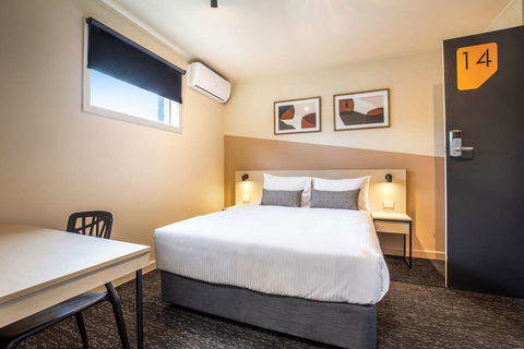 Nightcap At Manhattan Hotel - QLD Tourism 12