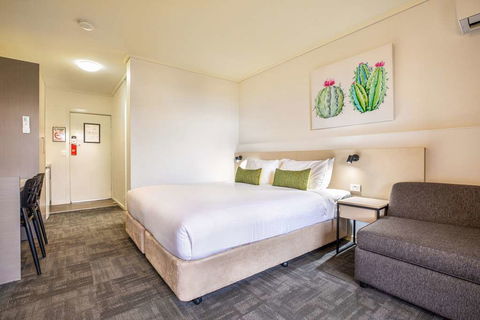 Nightcap At Shoppingtown Hotel - QLD Tourism 7