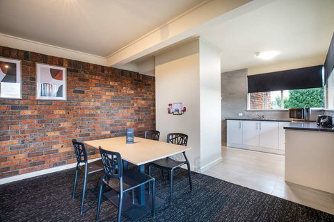 Nightcap at Manhattan Hotel - QLD Tourism 2