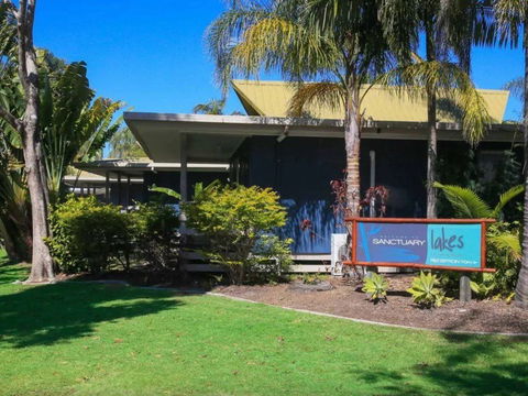 Sanctuary Lakes Fauna Retreat - Queensland Tourism 0
