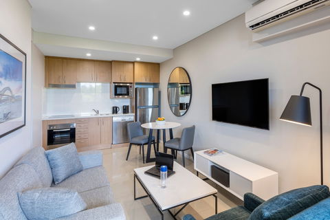 Meriton Suites Waterloo - QLD Tourism 1