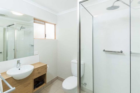 NIghtcap at Balaclava Hotel - QLD Tourism 0