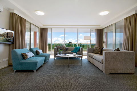 Pacific Suites Canberra - QLD Tourism 1