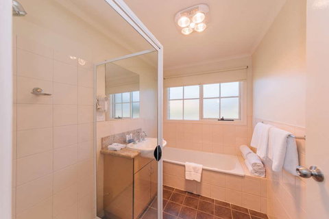 Country Club Villas - QLD Tourism 5