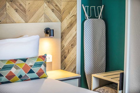 Nightcap At Sylvania Hotel - QLD Tourism 0