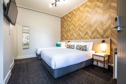 Nightcap At Sylvania Hotel - QLD Tourism 1