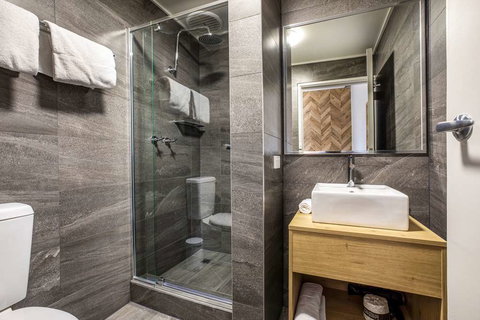 Nightcap At Sylvania Hotel - QLD Tourism 2