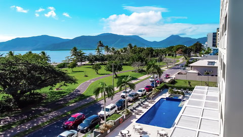 Holiday Inn Cairns Harbourside - QLD Tourism 1